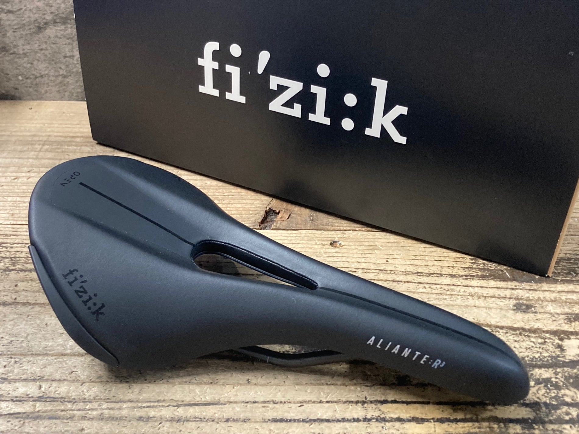 KK392 フィジーク fizik アリアンテ ALIANTE R3 OPEN サドル REGULAR