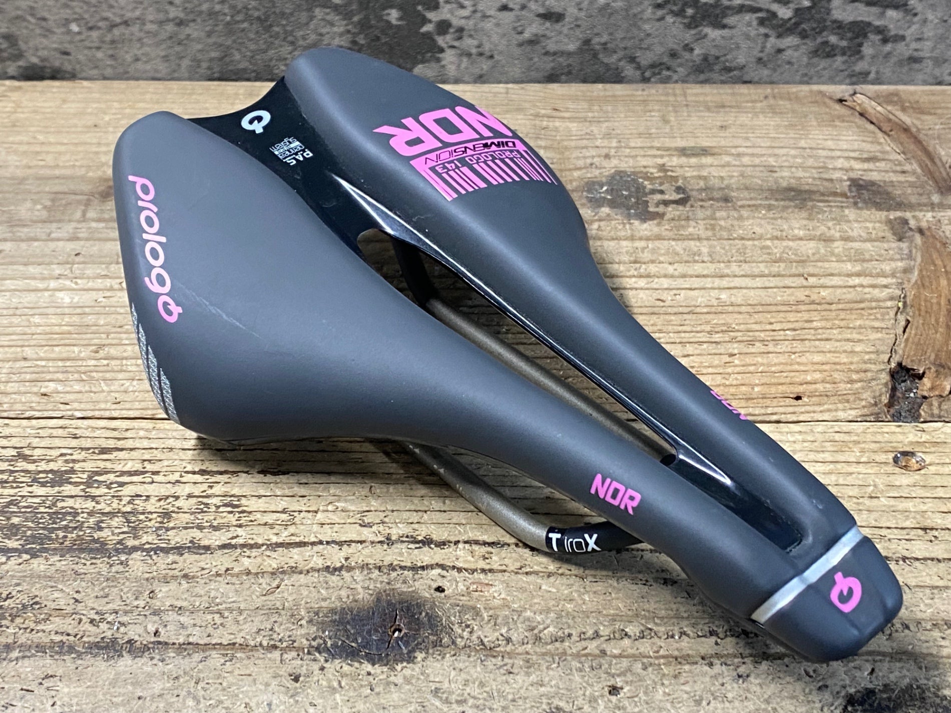 JX020 プロロゴ prologo DIMENSION NDR サドル グレー Tiroxレール