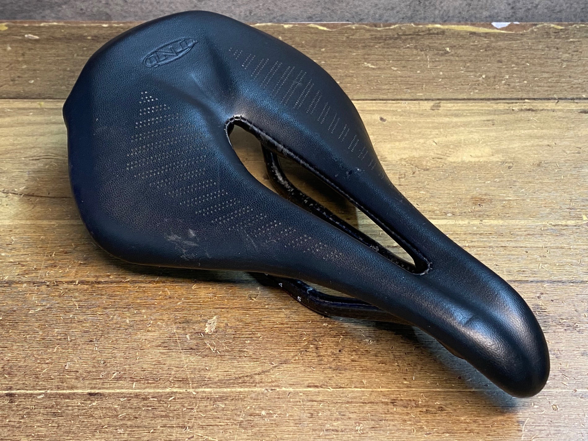 JP659 TNi ライトフライ カーボンレール サドル ※表面剥がれのため