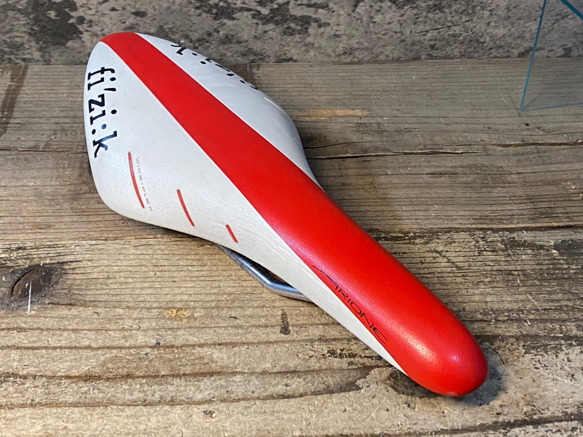 JQ288 フィジーク fizik アリオネ ARIONE WING FLEX サドル 白 赤