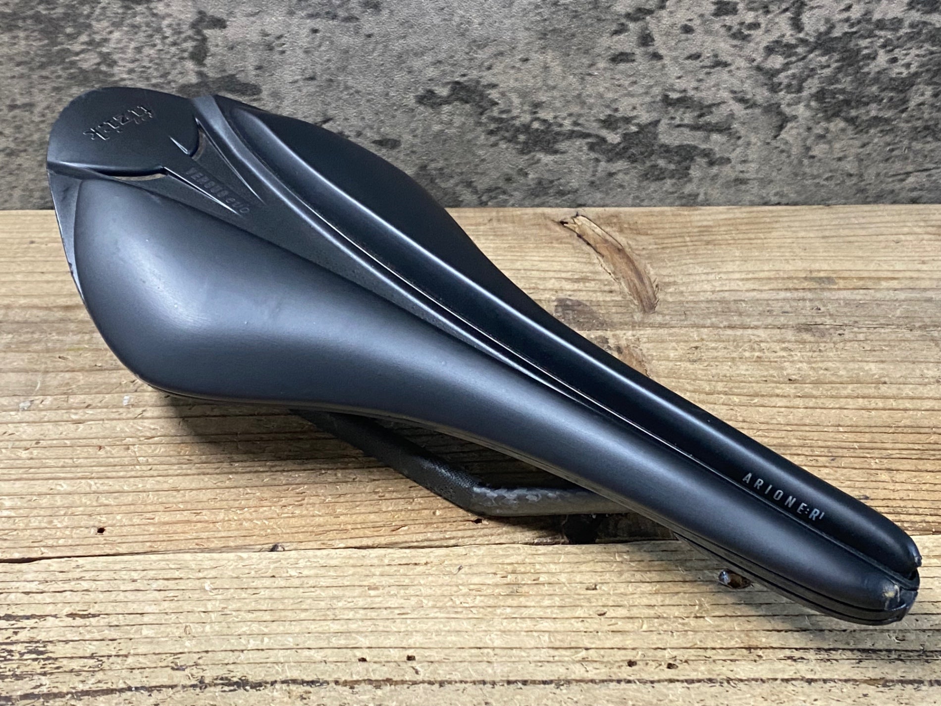 KD586 フィジーク fizik ARIONE R1 VERSUS EVO サドル 黒 カーボン