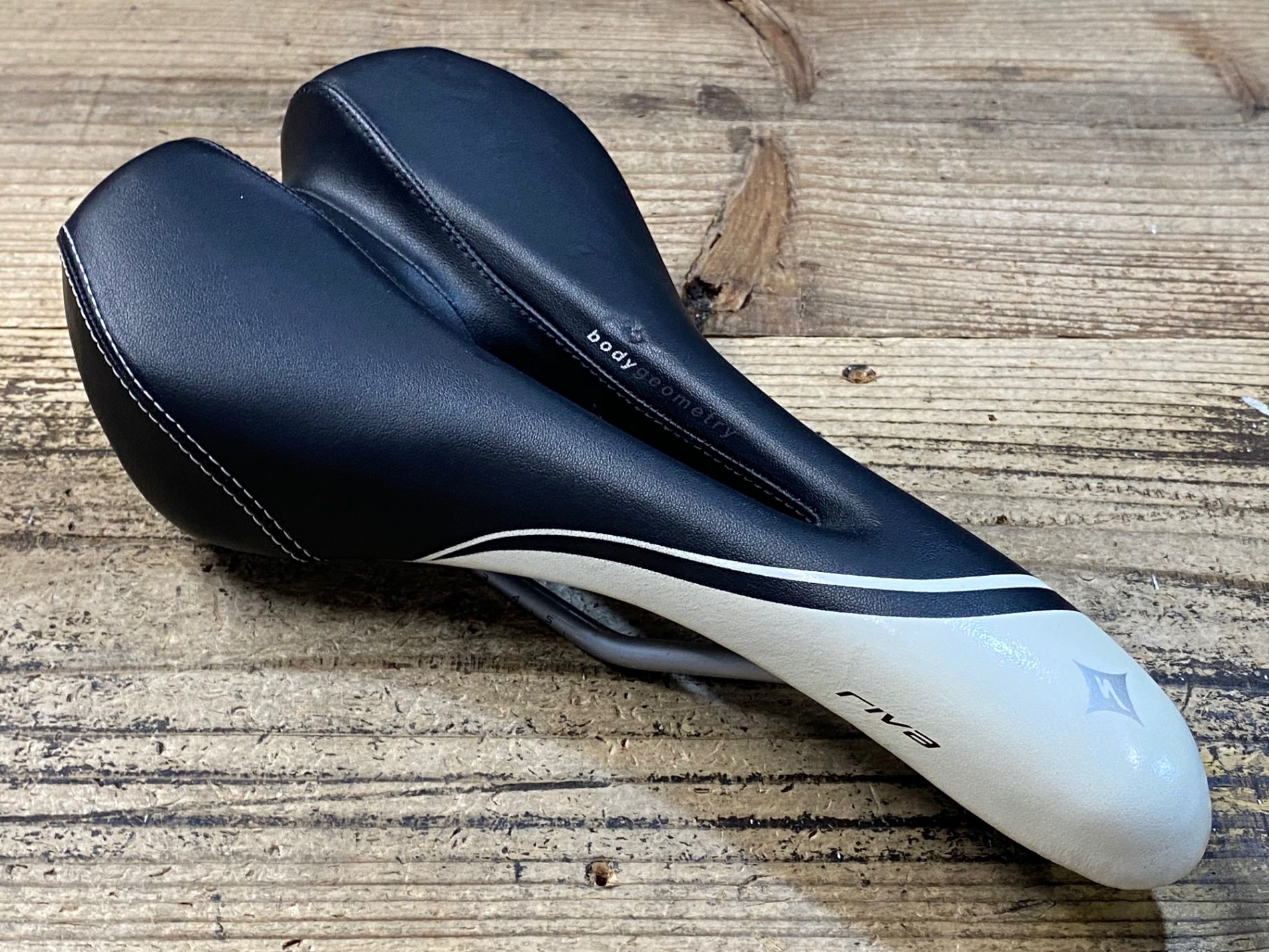 JZ365 スペシャライズド SPECIALIZED RIVA サドル 黒 白 スチール