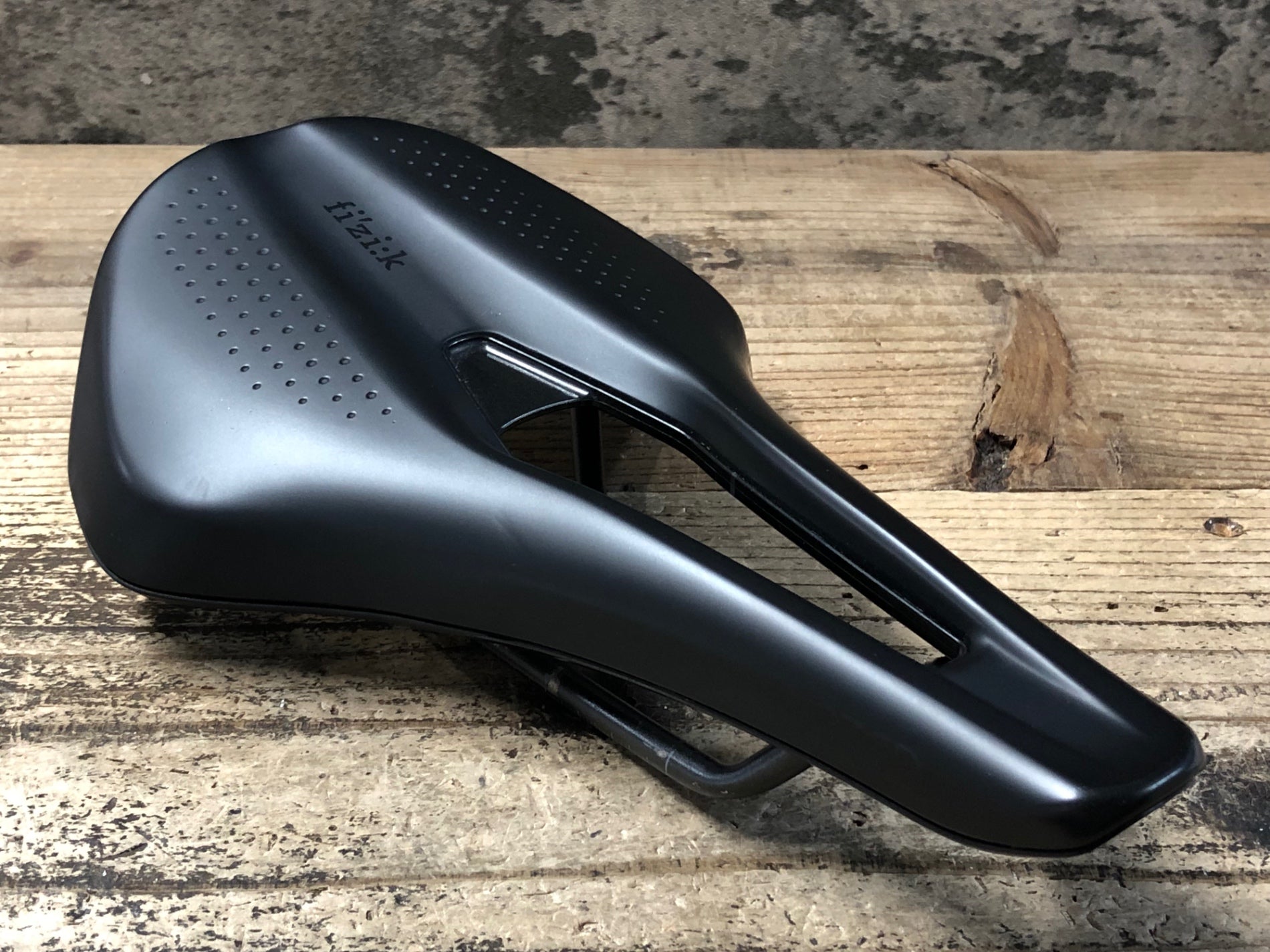 KB147 フィジーク fizik TEMPO ARGO R3 サドル 黒 kium 160mm – BICI