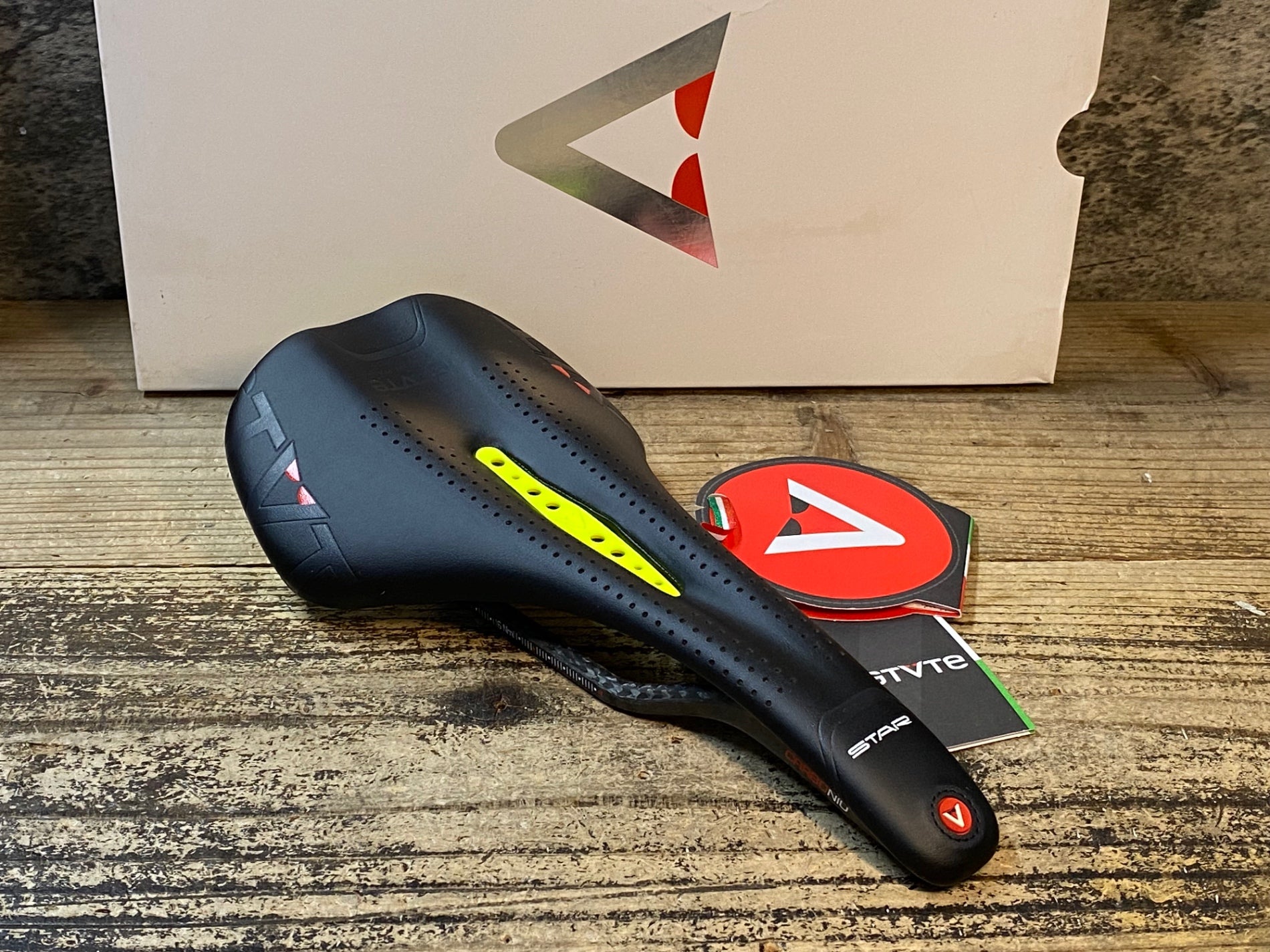 JR438 アスチュート ASTVTE STARLITE CARBON サドル 黒黄 カーボン