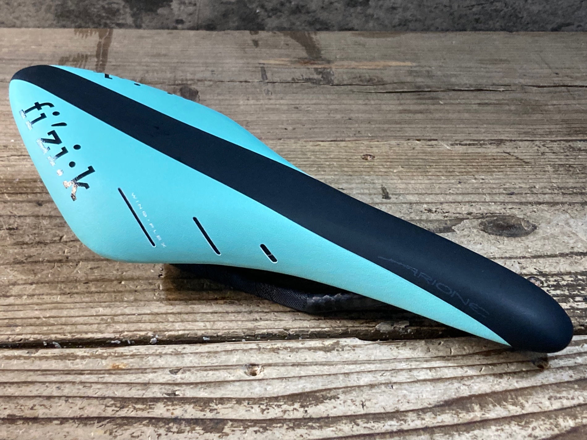 fizik ARIONE R3 サドル（フィジーク） JY022 フィジーク fizik アリオネ ARIONE R3 サドル 黒 チェレステ