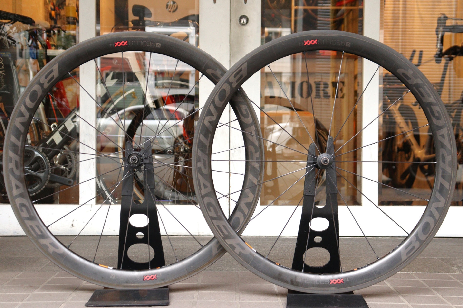 Bontrager Aeolus XXX 4 カーボンホイール 前後 Bontrager Aeolus XXX 4 TLR Disc Clincher ロードホイール - Trek