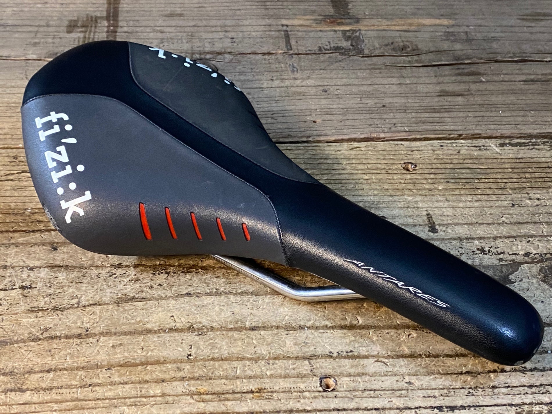 JR574 フィジーク Fizik ANTARES R3 サドル kiumレール 140mm – BICI
