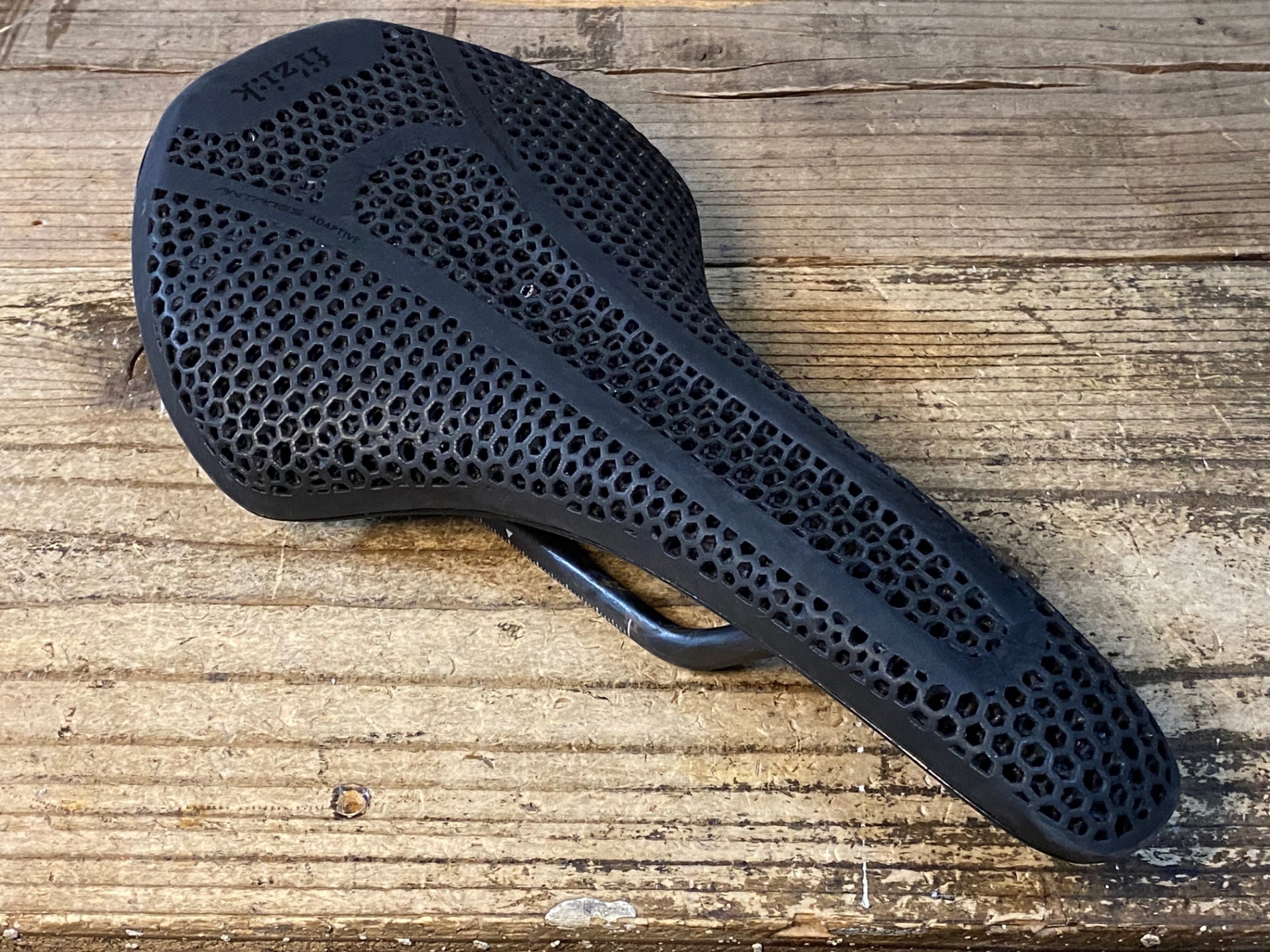 JW584 フィジーク fizik VENTO ARGO R1 ADAPTIVE 140mm サドル