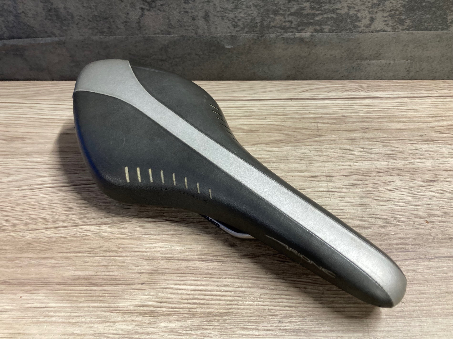 JR172 フィジーク fizik ARIONE サドル 黒 シルバー TITANIO レール
