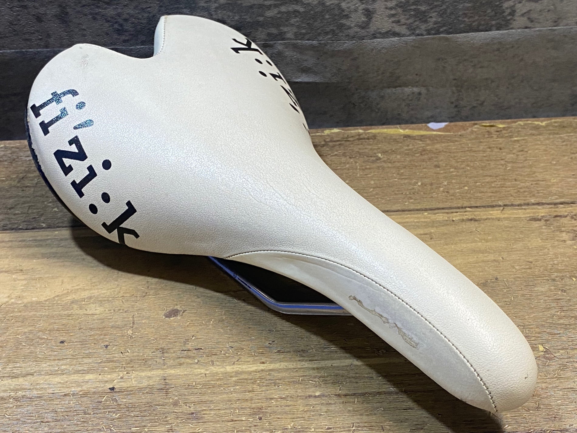 JT772 フィジーク fizik アリアンテ ALiANTE サドル 白 kium レール