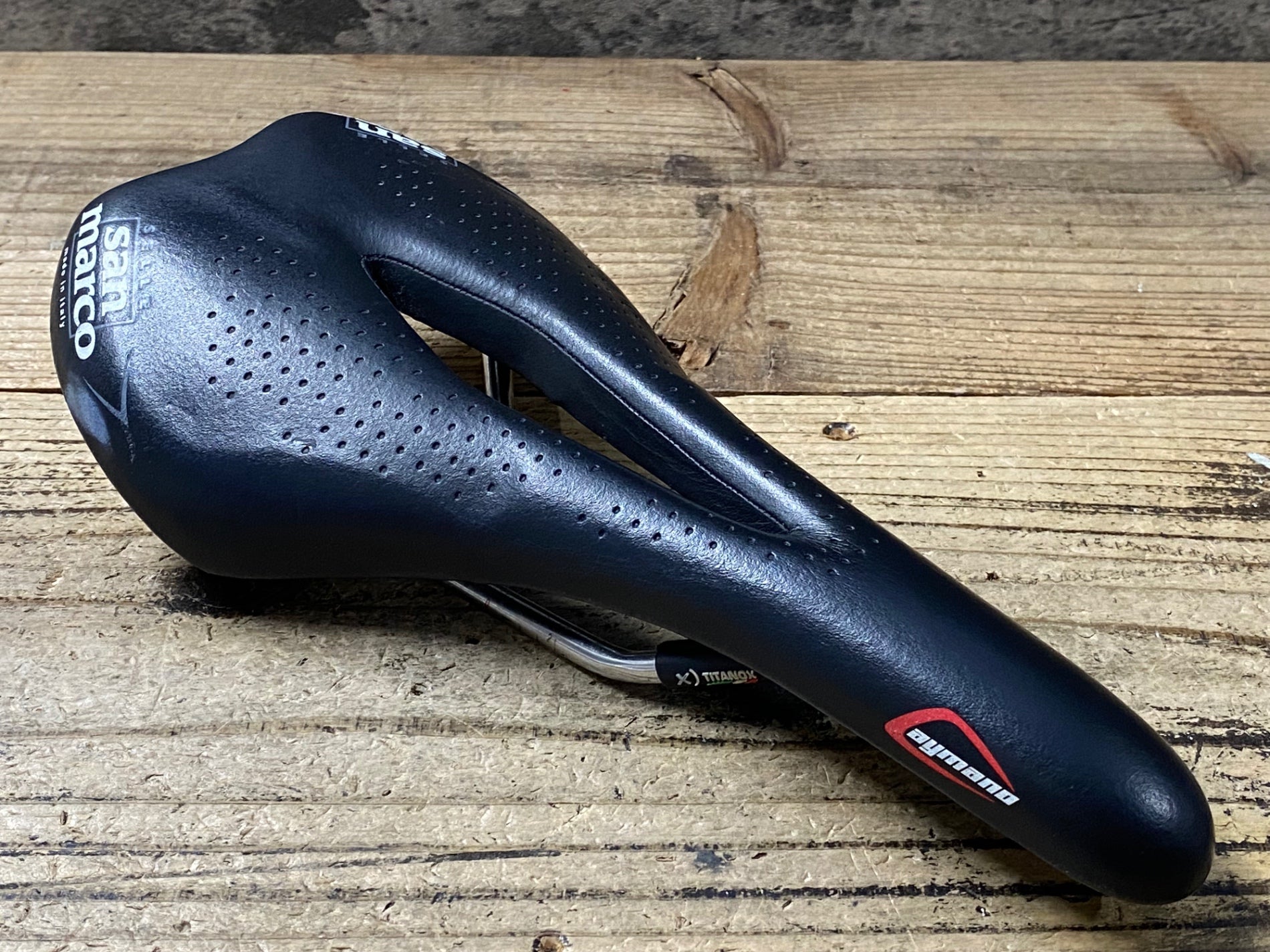 KQ625 セラサンマルコ selle san marco Caymano サドル 黒 TITANOX