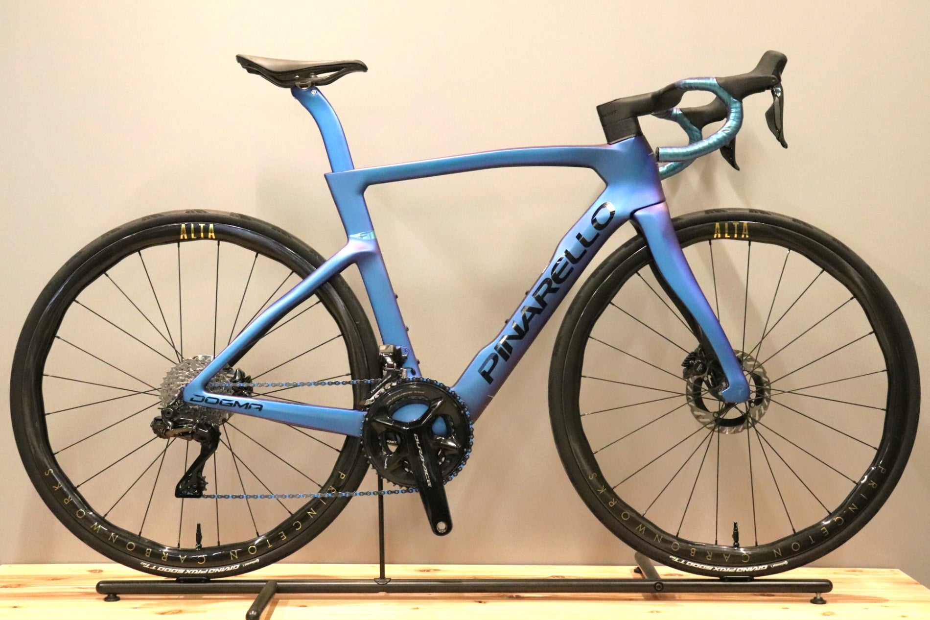 ピナレロ PINARELLO ドグマ NEW DOGMA F 2025モデル 530サイズ シマノ