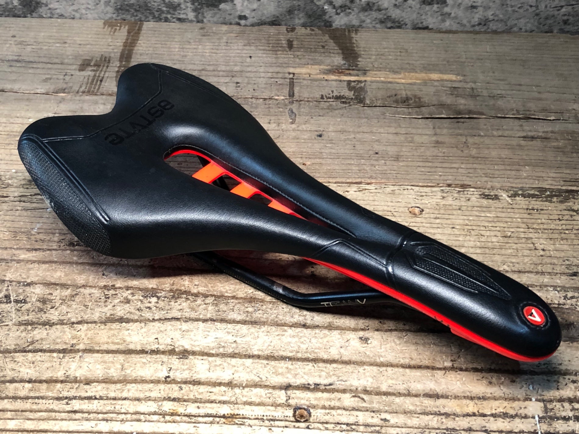 【新品未使用】ASTUTE SKYLINE VT サドル JN285 アスチュート ASTVTE サドル SKYLINE VT チタンレール