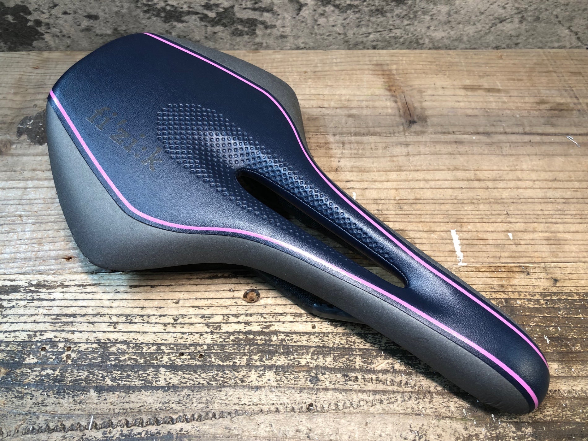 JD525 フィジーク fizik ルーチェ LUCE サドル ブラック ピンク Large