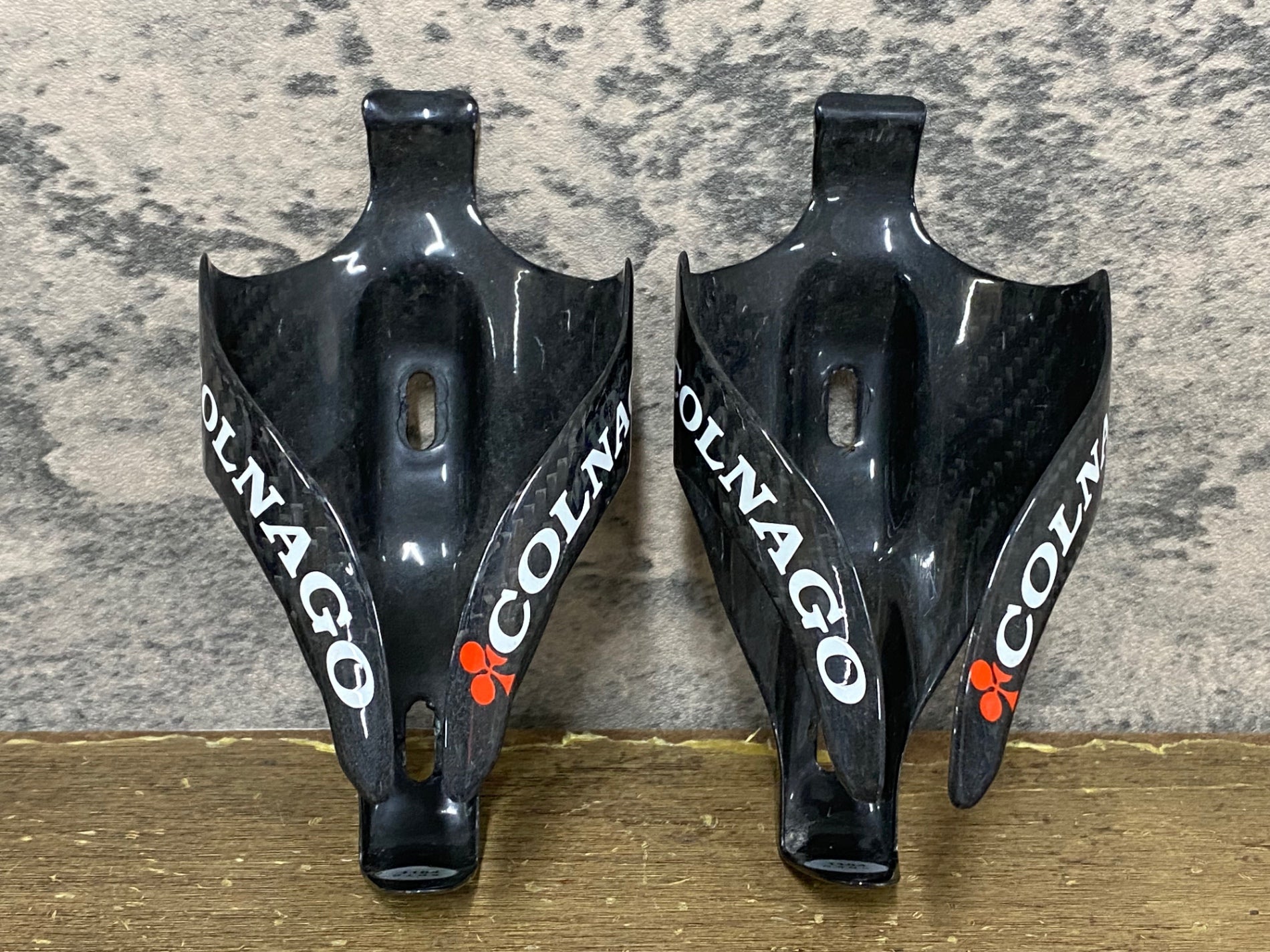 JS911 コルナゴ COLNAGO ボトルケージ 赤黒 カーボン 2個セット – BICI