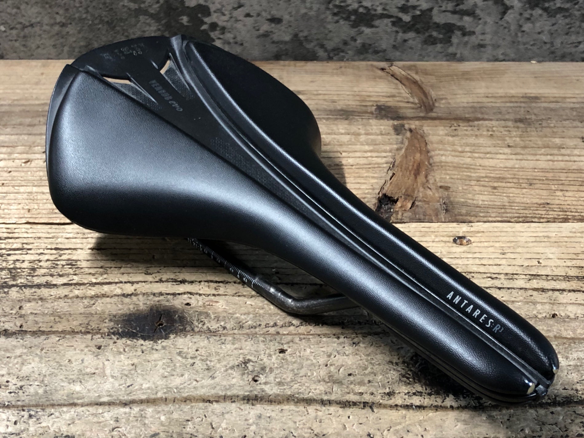 KA393 フィジーク fizik アンタレス ANTARES R3 VERSUS evo サドル 黒