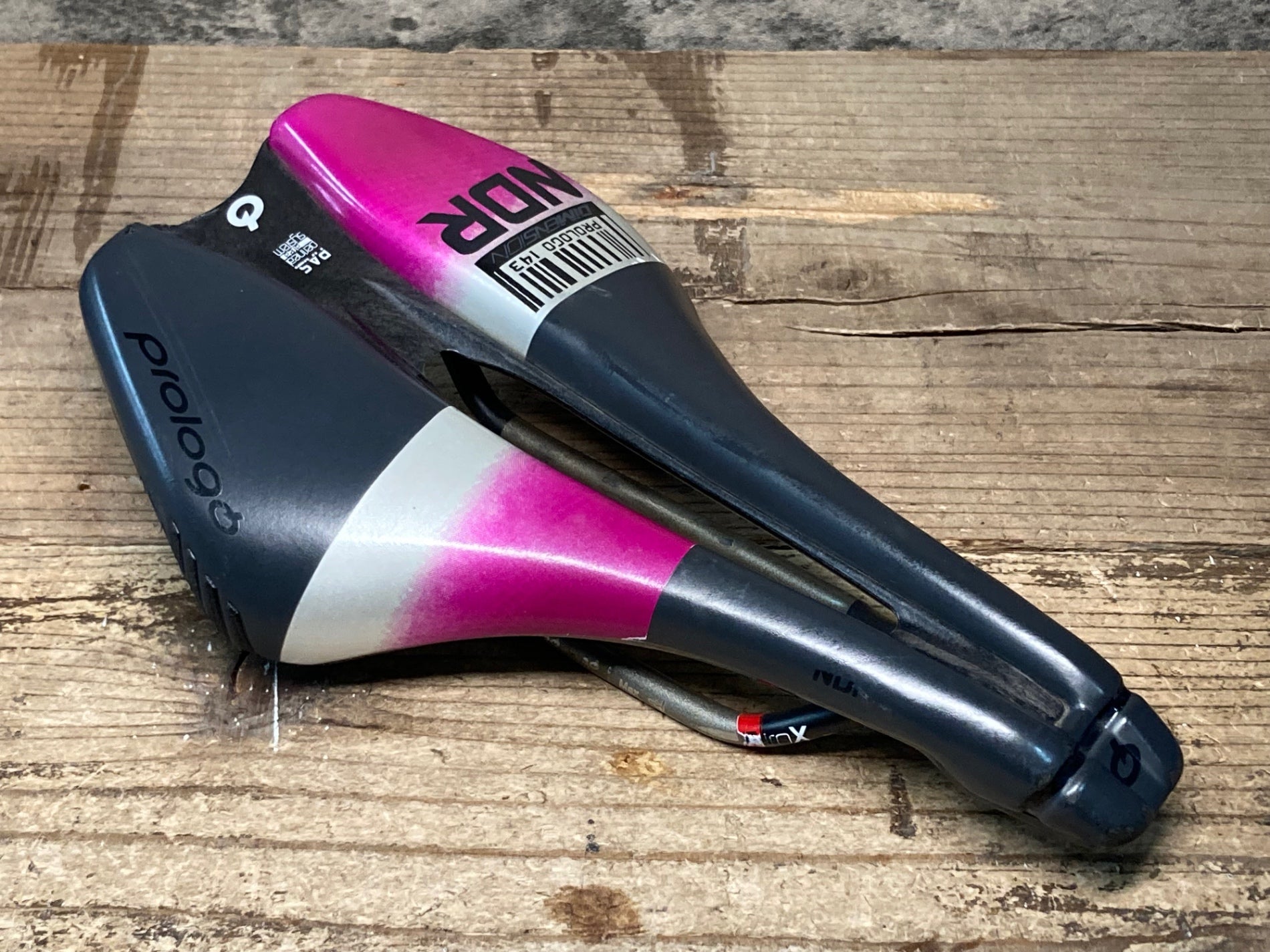 JN567 プロロゴ prologo DIMENSION NDR 143 サドル 黒 紫 143mm TiroX