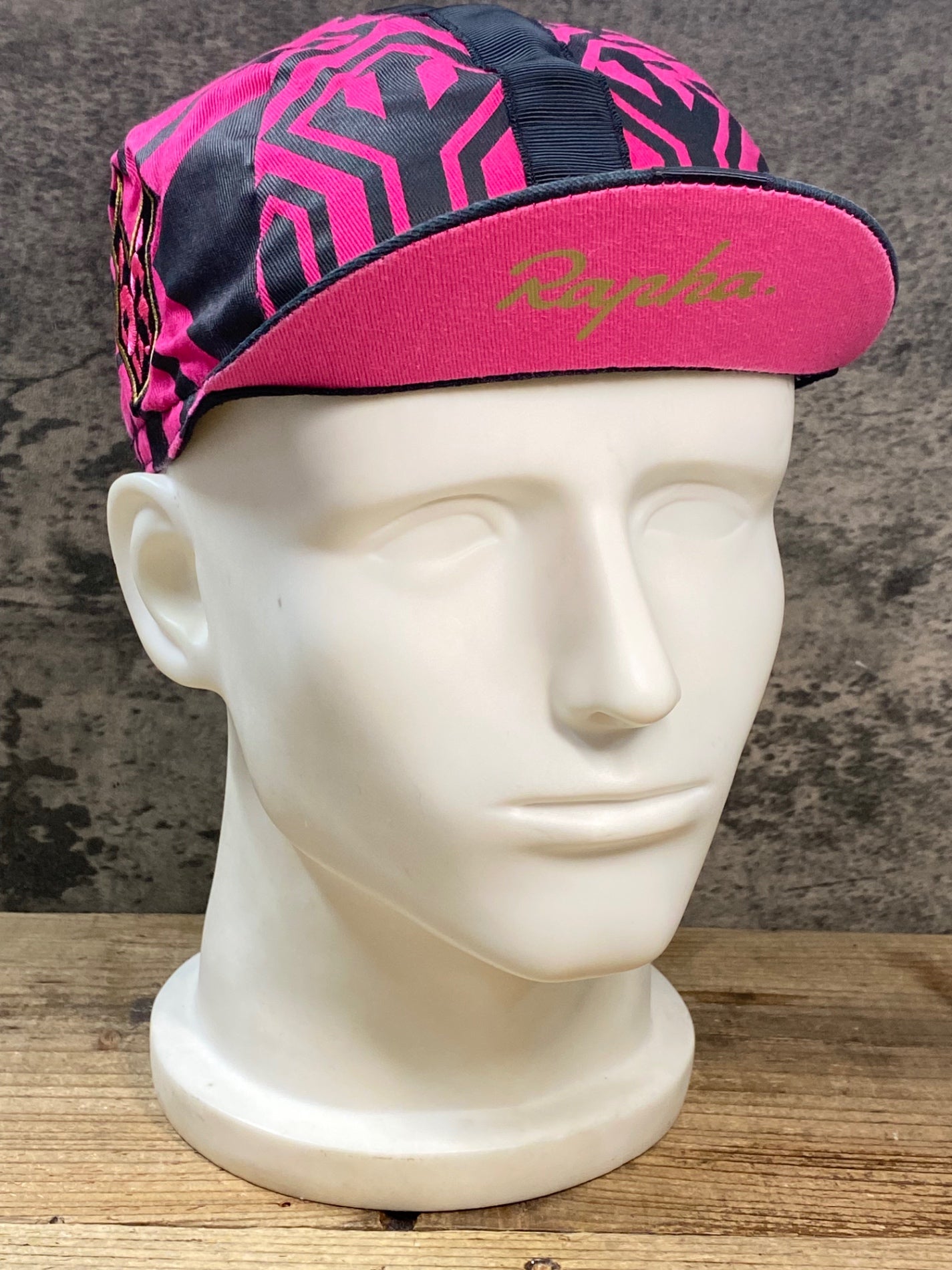 JY829 ラファ Rapha A DAY IN HELL CAP サイクルキャップ 黒 ピンク