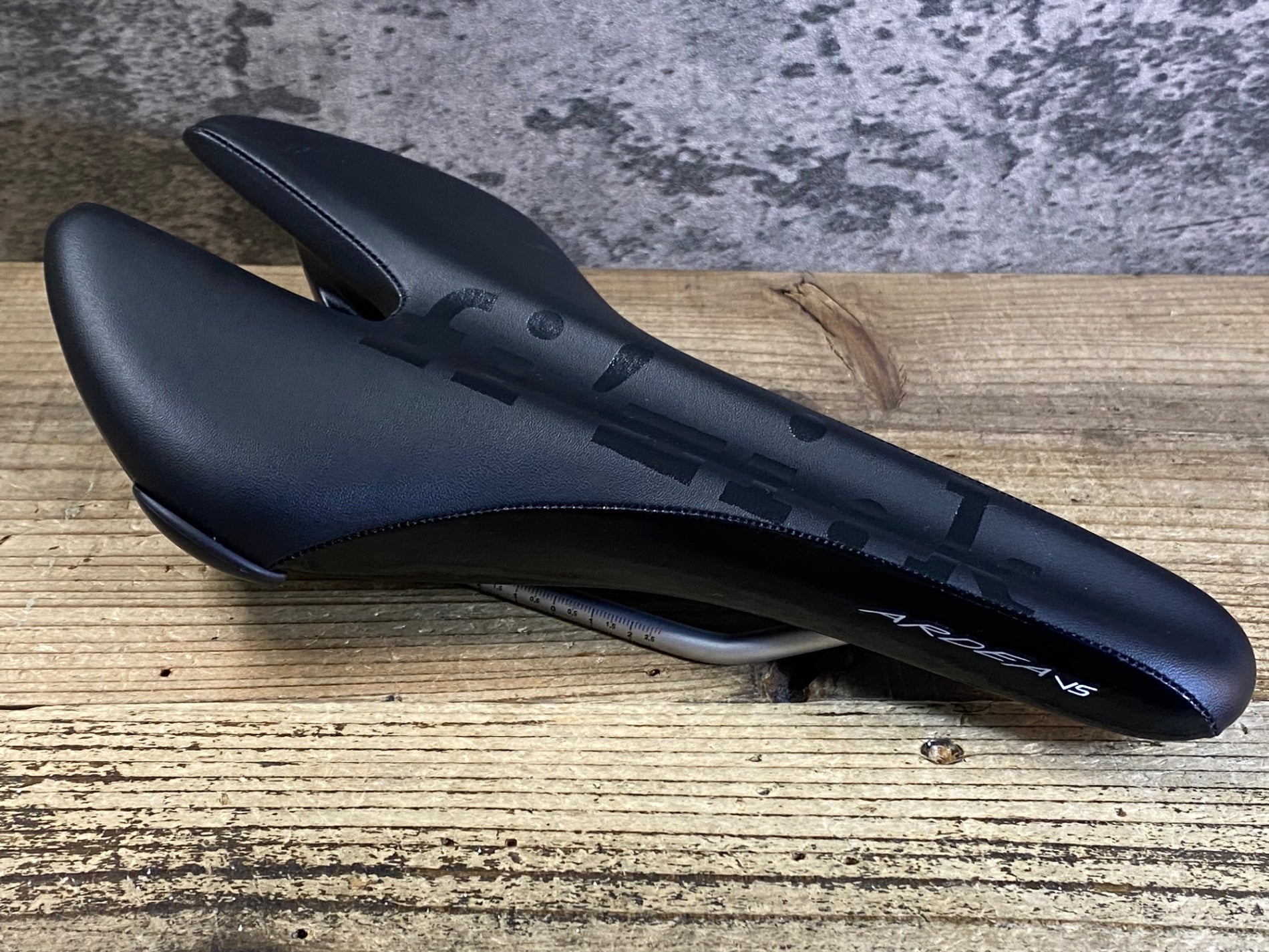 JP349 フィジーク fizik ARDEA VS サドル 黒 142mm S.ALLOY – BICI