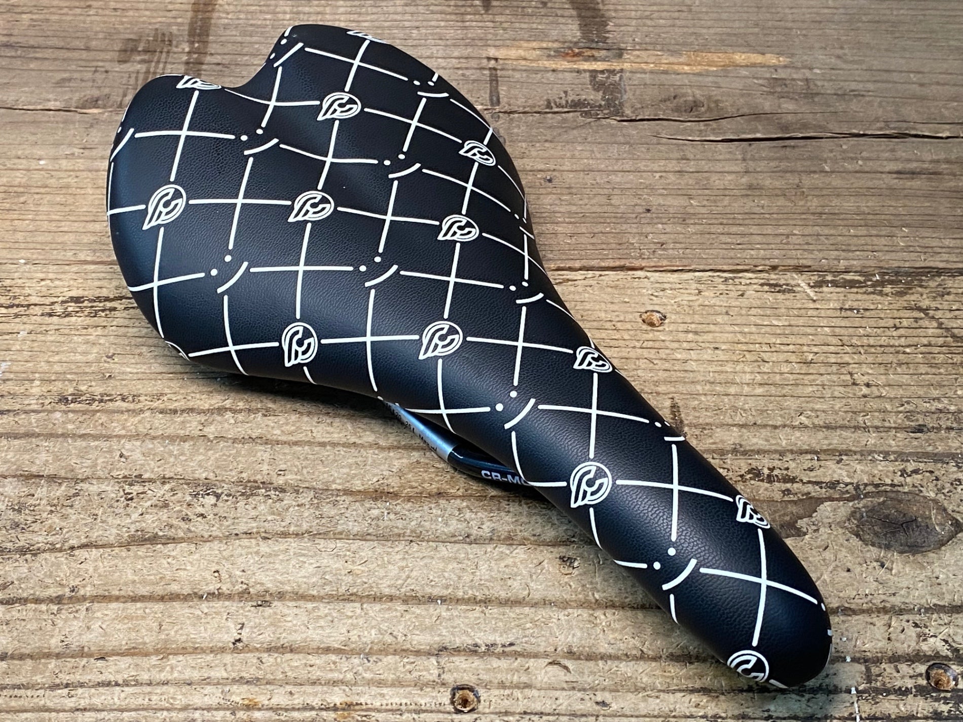 JP588 チネリ Cinelli SCATTO C-Smile サドル 黒 クロモリレール 140mm JP588 チネリ Cinelli SCATTO C-Smile サドル 黒 クロモリレール 140mm