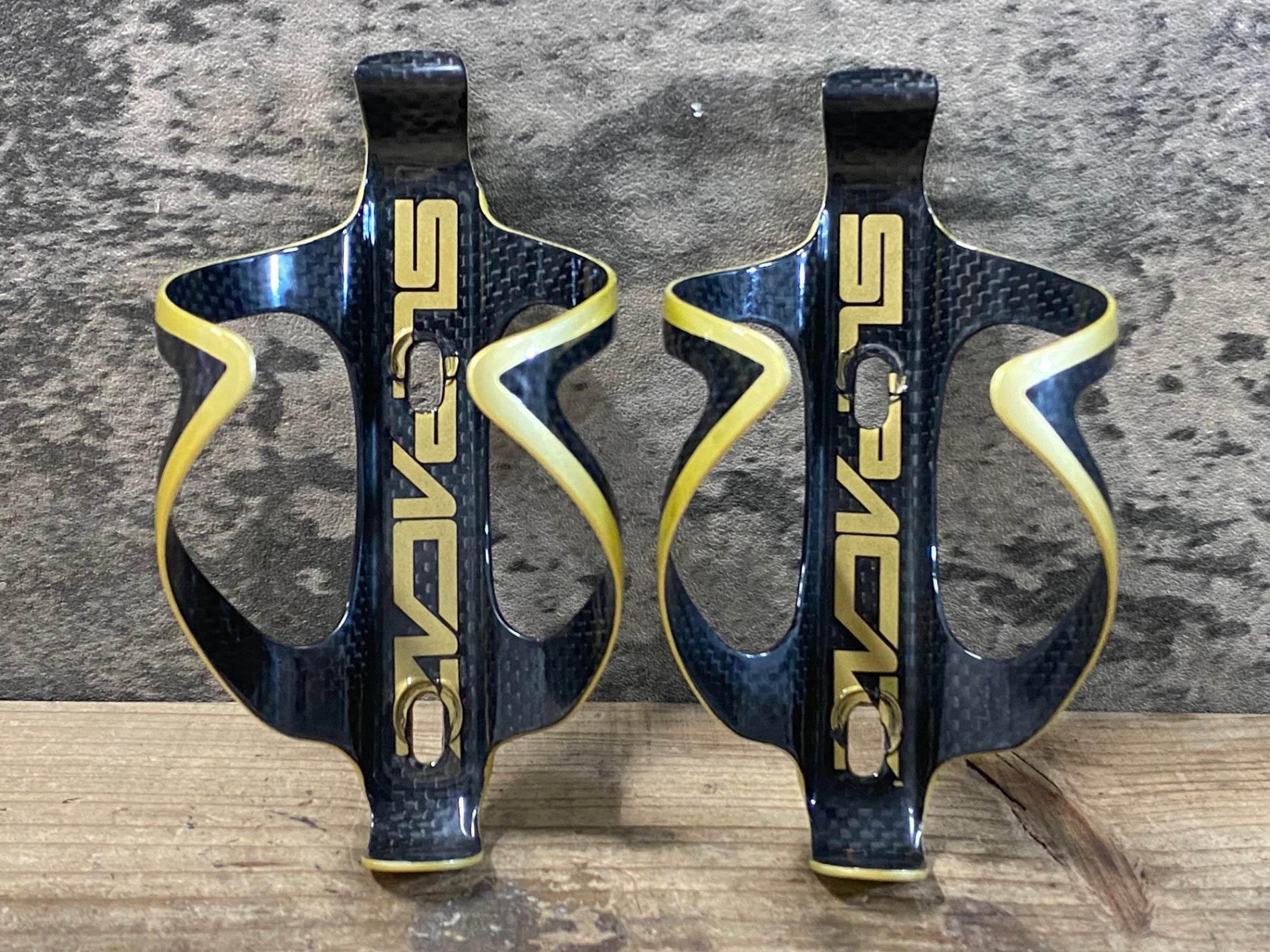 KE348 スパカズ SUPACAZ FLY CAGE CARBON カーボン ボトルケージ 黒金