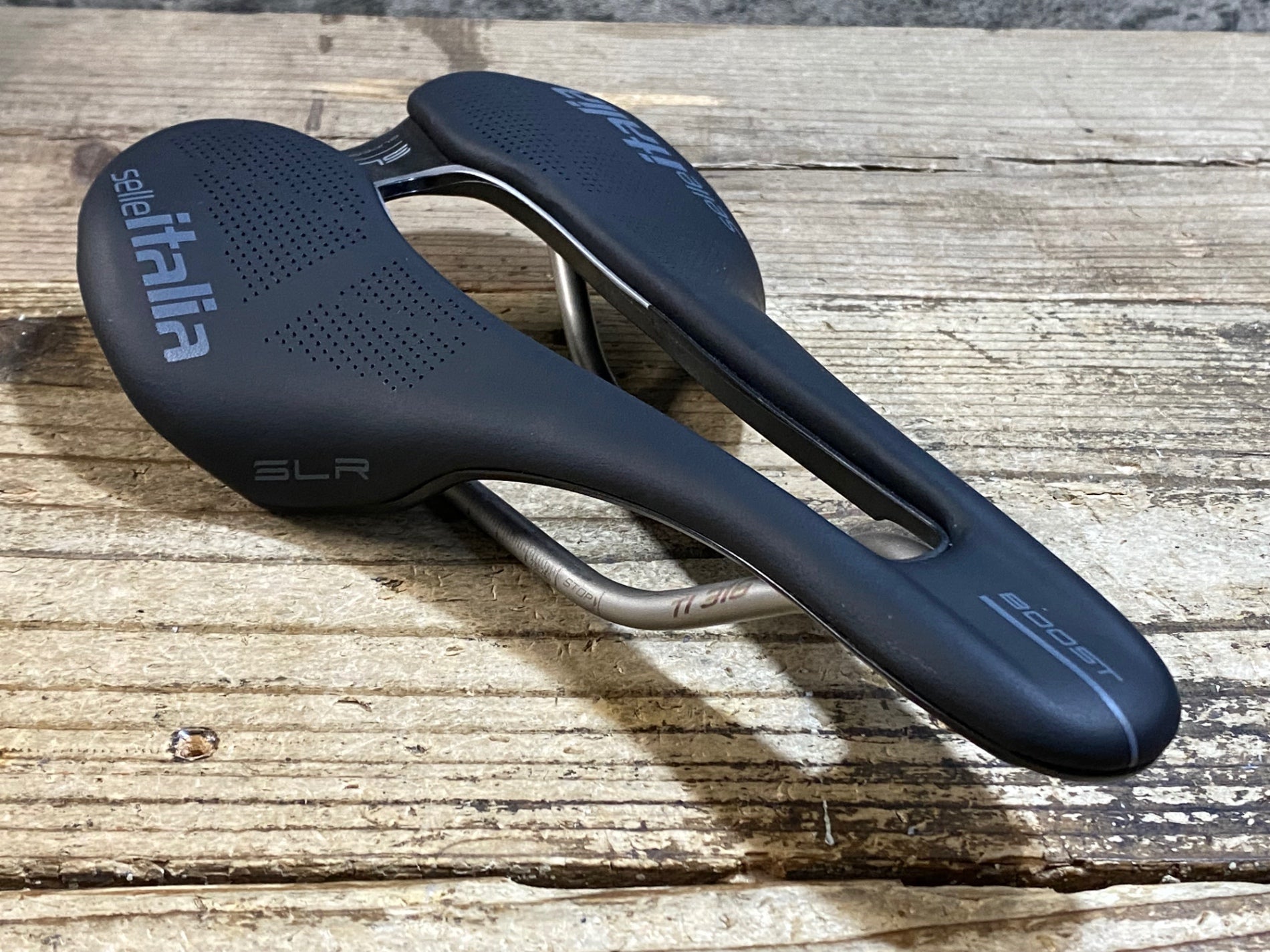 KC313 セライタリア selle italia SLR BOOST SUPERFLOW サドル 黒