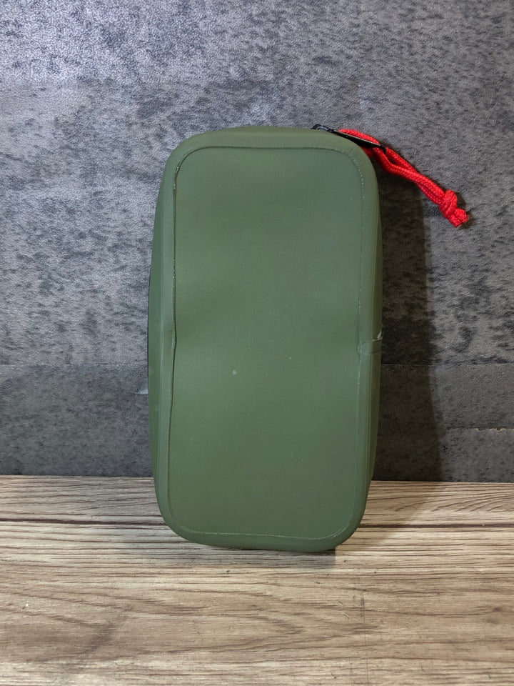 JR245 カフェドシクリステ Cafe du Cycliste ウォータープルーフポーチ オリーブ