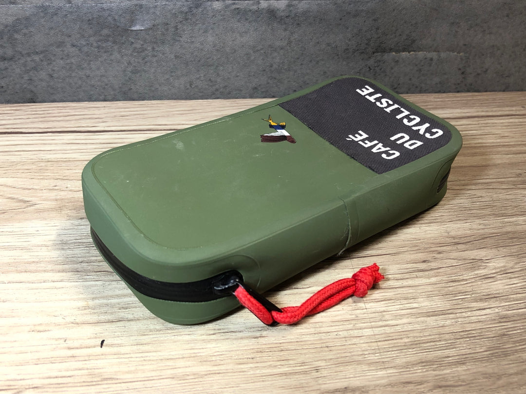 JR245 カフェドシクリステ Cafe du Cycliste ウォータープルーフポーチ オリーブ