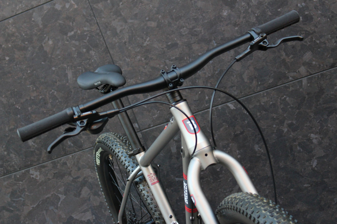 未走行品！ ブリーザー BREEZER トレヴァー TRAVER 2024 モデル 42サイズ シマノ キューズ U6000 10S クロモリ ハードテイル マウンテンバイク MTB 【福岡店】