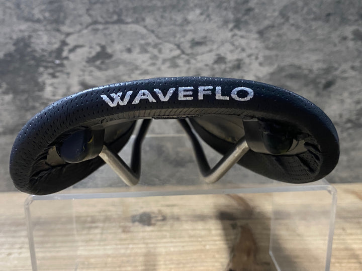 KJ064 FLOLITE WAVEFLO ELITE TITANIUM サドル 黒