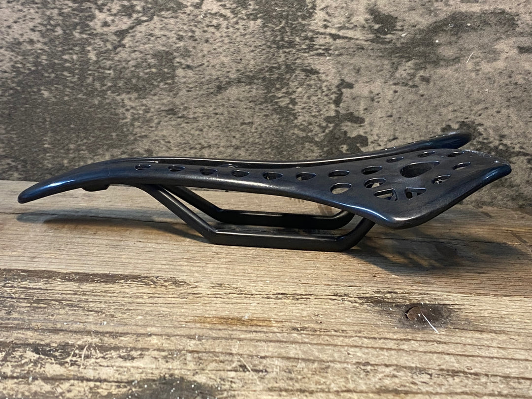 JP625 TNI メッシュサドル カーボンレール 140mm