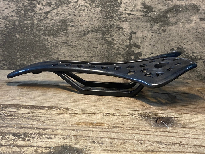JP625 TNI メッシュサドル カーボンレール 140mm