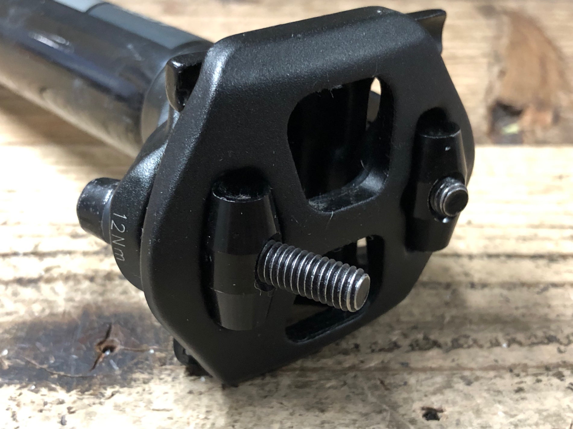 JY419 ルック LOOK カーボンシートポスト Φ27.2 300mm ※固定部凹みの為