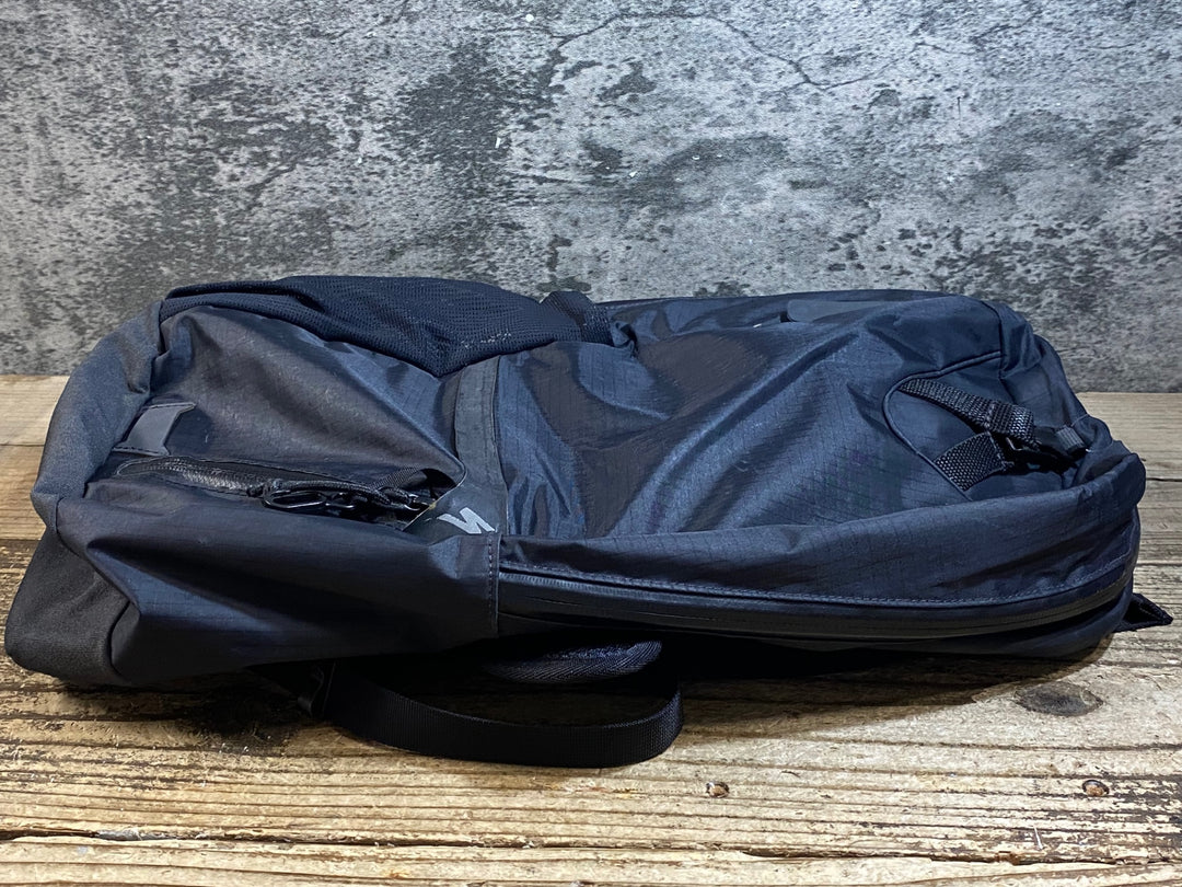 KD467 スペシャライズド SPECIALIZED BASE MILES FTHRWGT BACKPACK バックパック 黒 ※スレ,一部剥がれ