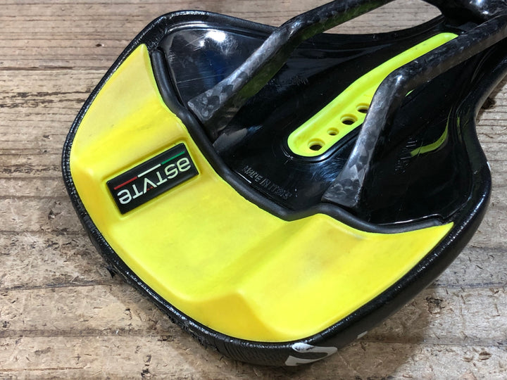 JY385 アスチュート ASTUTE TIME LITE サドル 黒 黄 137mm CARBON NIO