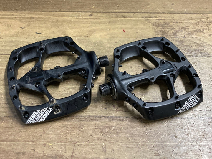 KQ605 スペシャライズド SPECIALIZED BOOMSLANG PLATFORM フラットペダル 黒
