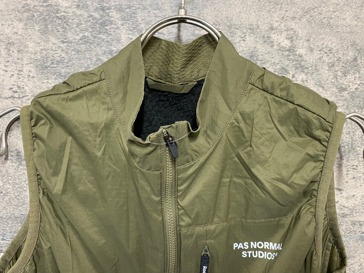 KA511 パスノーマルスタジオ PAS NORMAL STUDIOS ESSENTIAL INSULATED GILET ジレ サイクルベスト オリーブ M