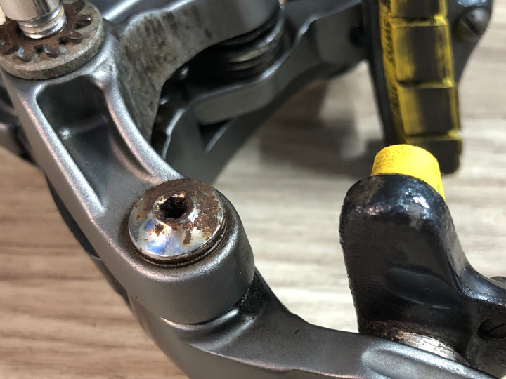 JL129 シマノ SHIMANO アルテグラ ULTEGRA BR-6800 ブレーキキャリパー ※錆,アジャスターワイヤー固定部品欠品,フロント動作不良のためジャンク