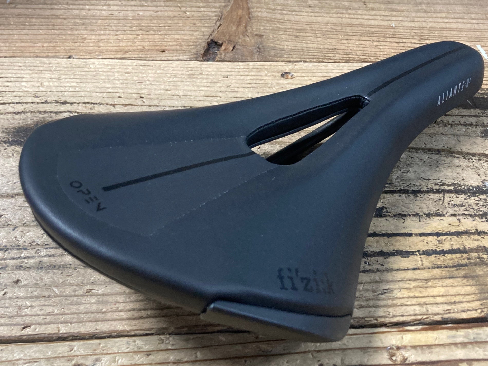 KK392 フィジーク fizik アリアンテ ALIANTE R3 OPEN サドル REGULAR