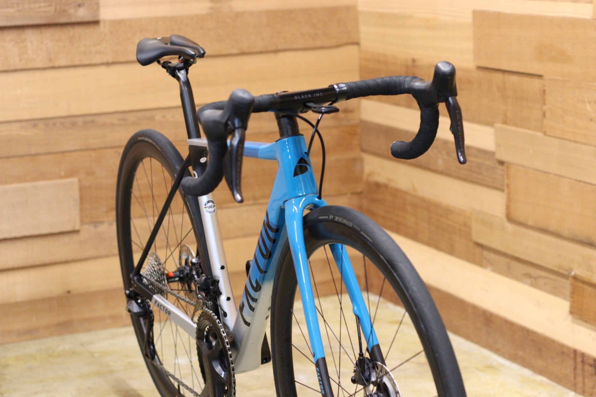 美品　ツール限定色SHIMANO R320 43 レア！青クリートつき ファクター FACTOR O2 DISC 2nd Gen 2021 49サイズ シマノ アルテグラ