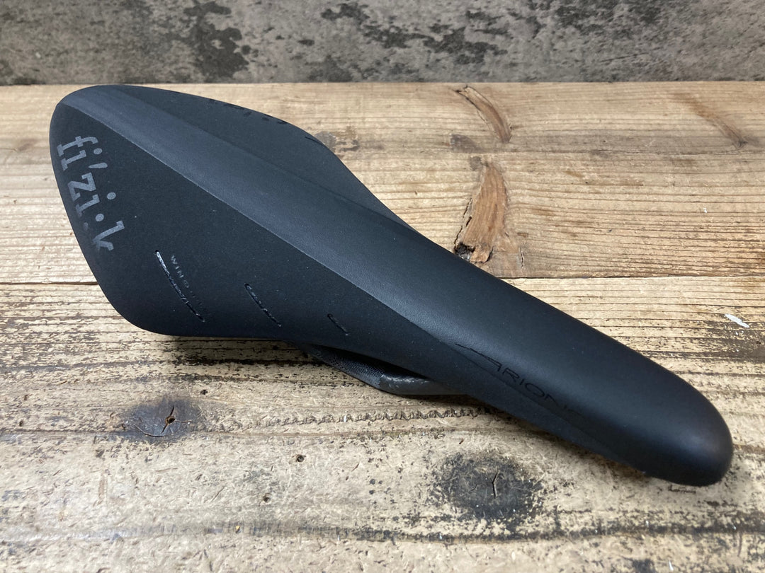 JV288 フィジーク fizik アリオネ ARIONE R1 REGULAR サドル 黒 CARBON BRAIDEDレール