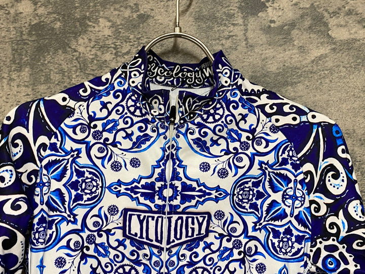 JS110 サイコロジー CYCOLOGY 長袖 ベースレイヤー 白 青 総柄 S 裏起毛