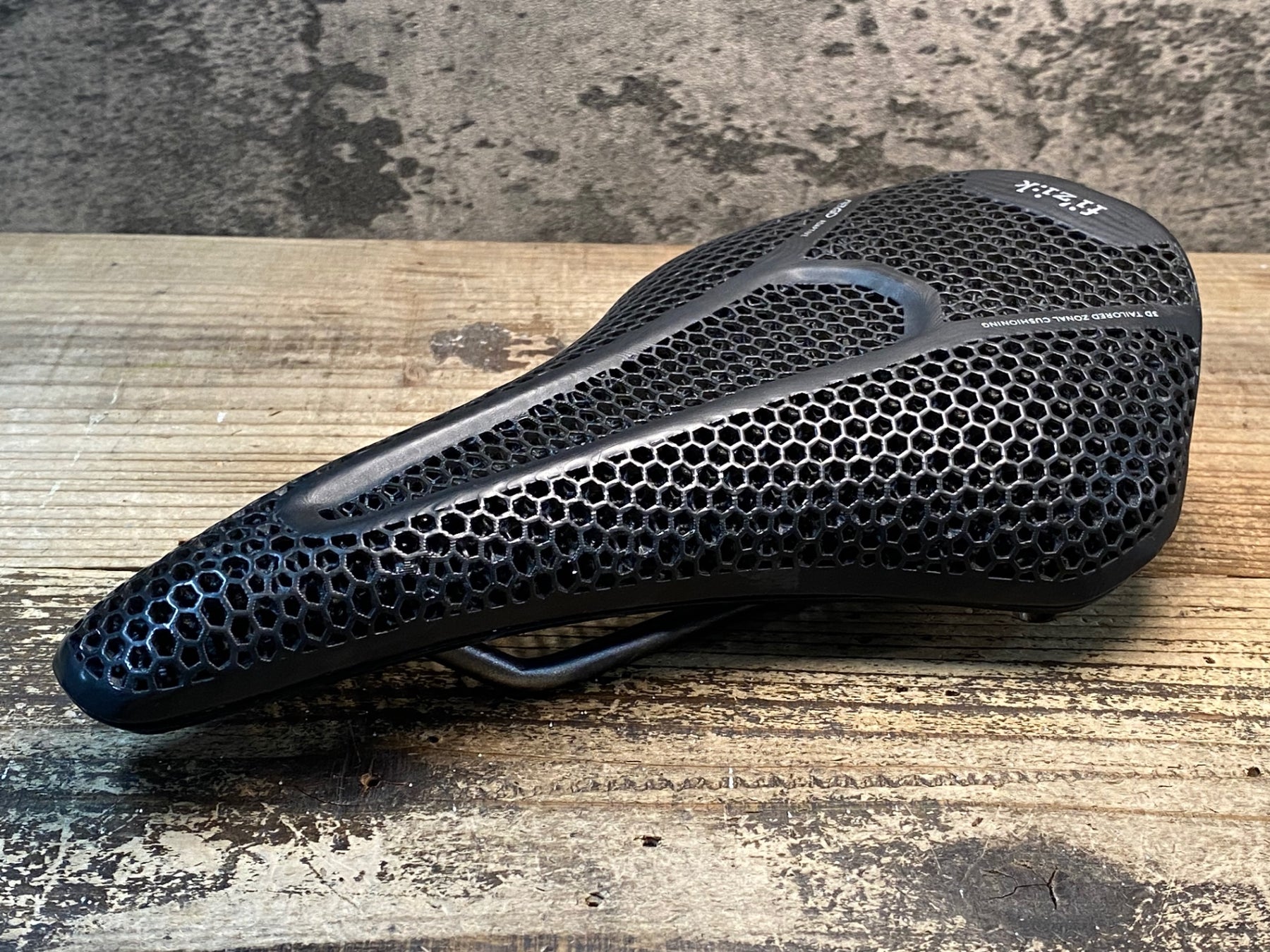 JJ406 フィジーク fizik Vento ARGO Adaptive R3 3D サドル Kiumレール