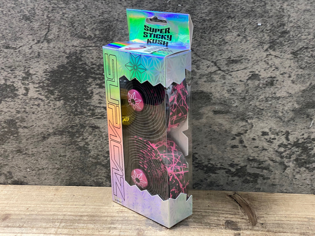 KE685 スパカズ SUPACAZ SUPER STICKY KUSH バーテープ ブラック/ピンク