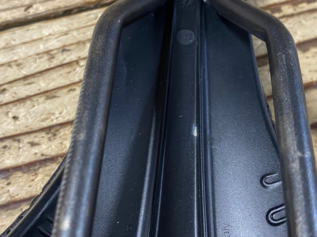 KA576 フィジーク fizik ANTARES VERSUS EVO R3 ADAPTIVE サドル kiumレール 139mm ※繊維切れ ジャンク