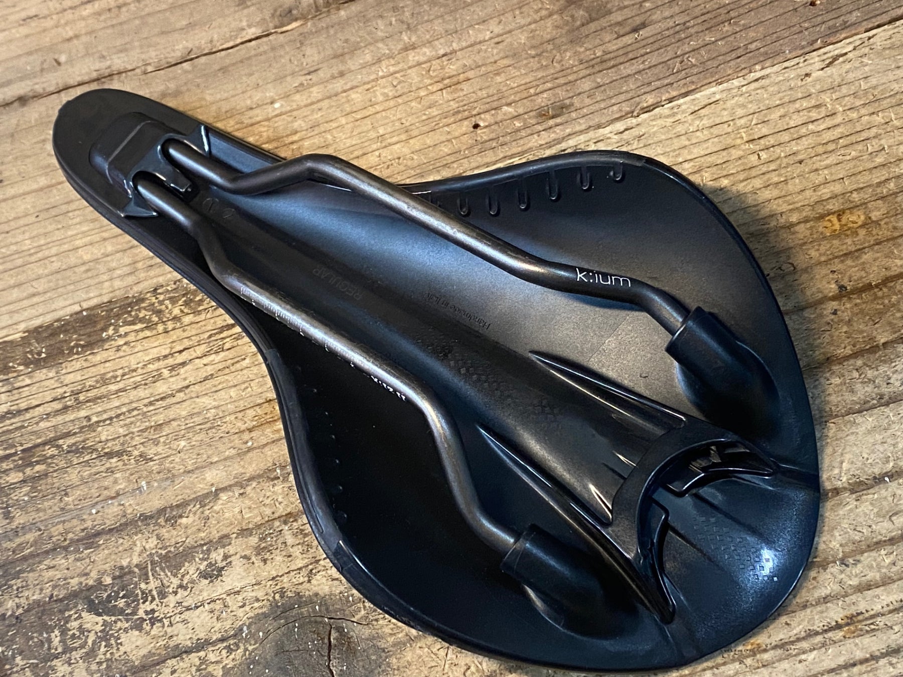 fizik アリアンテ　R3 カーボン　フィジーク　ロードバイク　ピスト Amazon | フィジーク サドル ALIANTE TEMPO R3 kiumレール [ ブラック