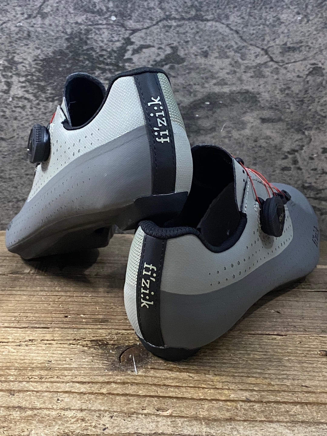 KK389 フィジーク fizik TEMPO OVERCURVE R4 SHOES ビンディングシューズ 3穴 グレー EU42