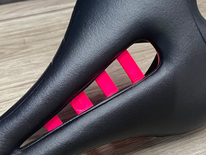 KE956 アスチュート ASTVTE スカイライン SKYLINE VT サドル 黒 ピンク CARBONIOレール 140mm