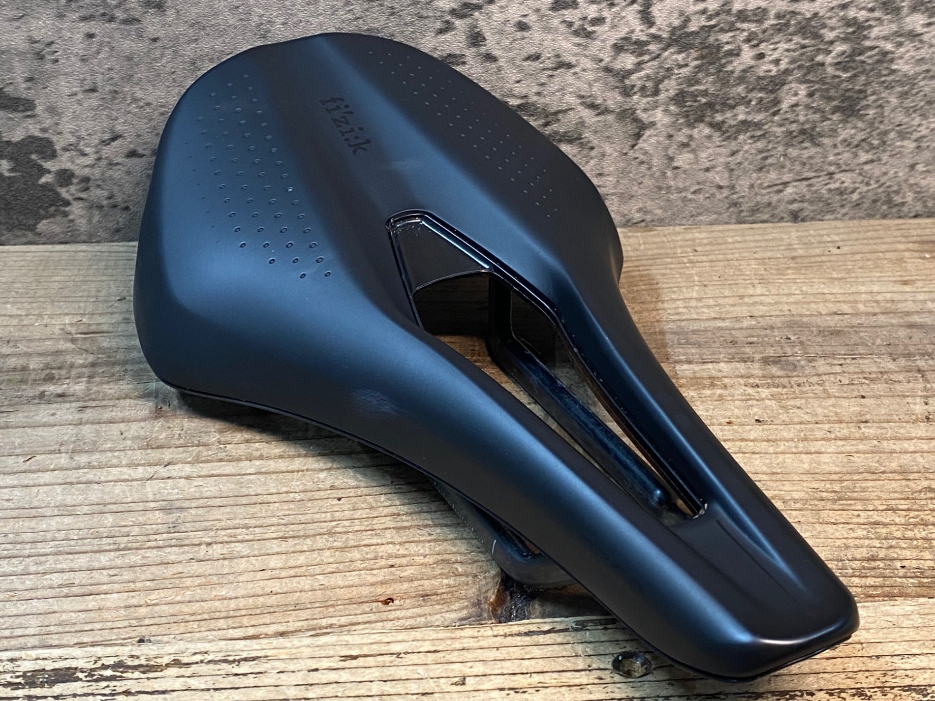 フィジーク カーボンレール サドル テンポ アルゴ R1