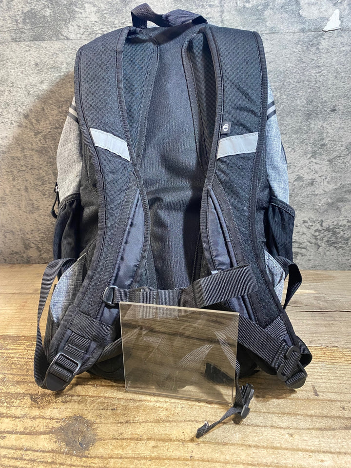 KC187 パールイズミ PEARL iZUMi リュック バックパック グレー 黒